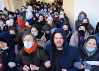 Rusët që janë kundër luftës përballen me gjoba, burg dhe mbyllje psikiatrike