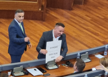 “Evropë ku janë vizat, deri kur ma?”, AAK-ja aksion simbolik në Kuvend