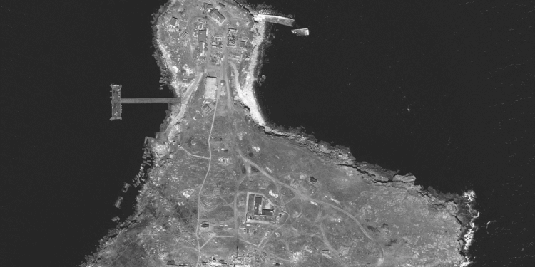 Ukraina thotë se riktheu kontrollin e Ishullit të Gjarprit; Rusia thotë se u tërhoq