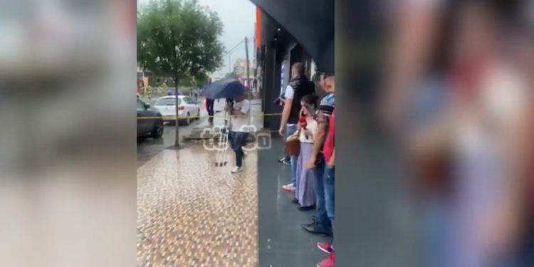 Erërat e forta rrëzojnë disa pemë në Prishtinë, raportohet për të lënduar