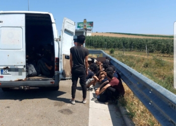 Policia e Kosovës gjen 34 shtetas të huaj brenda një furgoni