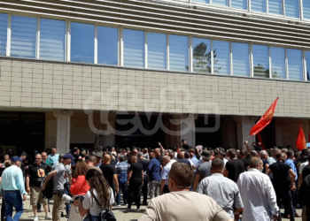 Veteranët futen në oborrin e Kuvendit, Policia përdor gaz lotsjellës