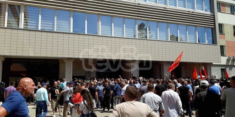 Veteranët futen në oborrin e Kuvendit, Policia përdor gaz lotsjellës