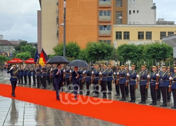 Kancelari gjerman pritet me nderime shtetërore në Prishtinë