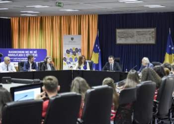 Kurti bashkëbisedon me nxënës në Ditën Ndërkombëtare të Fëmijëve