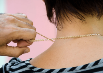 I panjohuri i vjedhë nga qafa dy zinxhirë një gruaje në Mitrovicë