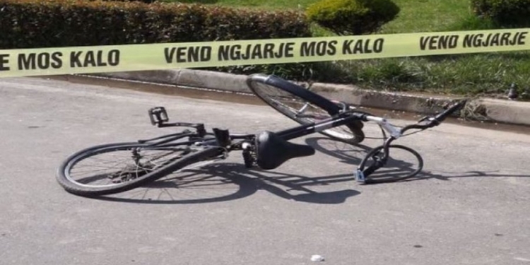 Vetura godet biciklistin në Prizren