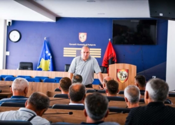 Bulliqi takohet me fermerët e dëmtuar nga breshri