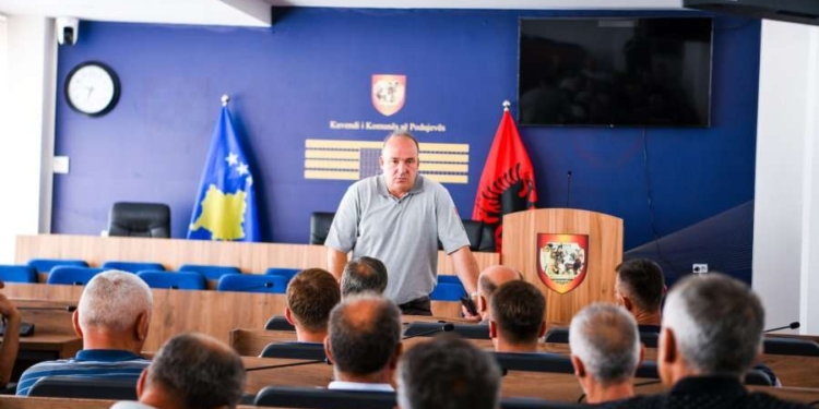 Bulliqi takohet me fermerët e dëmtuar nga breshri