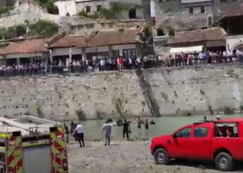 Vetura bie në lum, vdes një grua dhe djali i saj 6-vjeçar