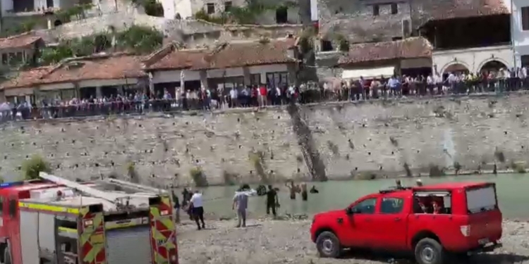 Vetura bie në lum, vdes një grua dhe djali i saj 6-vjeçar