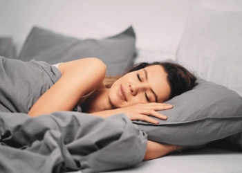 Jastëkët në frigorifer, mënyra  si të përballohet i nxehti më mirë pa përdorur kondicioner