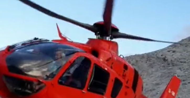 ​Helikopteri i Forcës Ajrore evakuon alpinistët e bllokuar në Valbonë