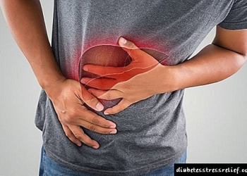 Simptomat që tregojnë që alkooli po e dëmton mëlçinë tuaj