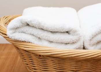 Si të zbardhni peshqirët në shtëpi me metoda natyrale