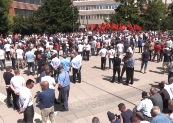 AAK-ja nuk e përjashton daljen në protestën e veteranëve, PDK-ja e sheh si zgjidhje rrugën institucionale