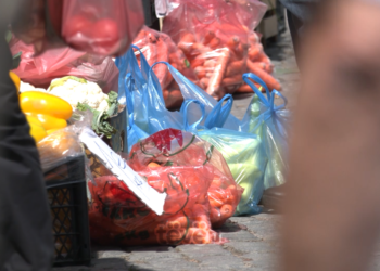 Ministria e Mjedisit po punon një dokument që pritet të reduktoj qeset e plastikës