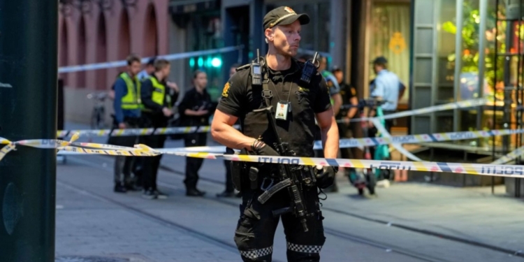 Një burrë akuzohet për terrorizëm pas të shtënave vdekjeprurëse në Oslo