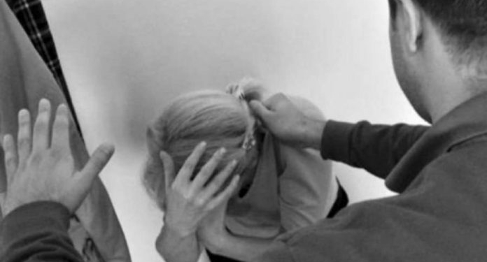 Djali rrah nënën e tij në Pejë