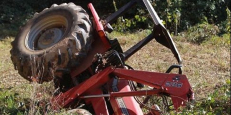 Bie nga traktori, lëndohet rënd një person nga Malisheva