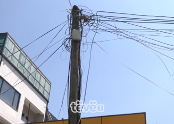 Banorët të rrezikuar nga shtyllat elektrike në kryeqytet