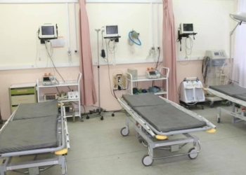 ​Burri i infermieres kërcënon pacientin