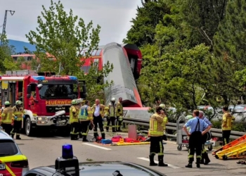 Tre të vdekur e 16 të plagosur pasi treni doli nga shinat në Gjermani
