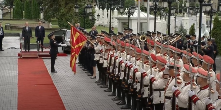 Kovaçevski pret me ceremoni të lartë shtetërore kancelarin gjerman Scholz