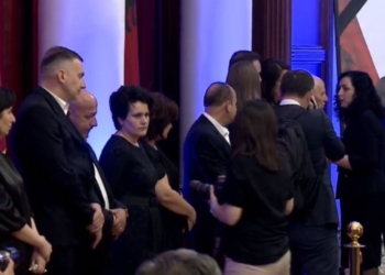 Vjosa Osmani në Shqipëri, i jep lamtumirën e fundit Bujar Nishanit