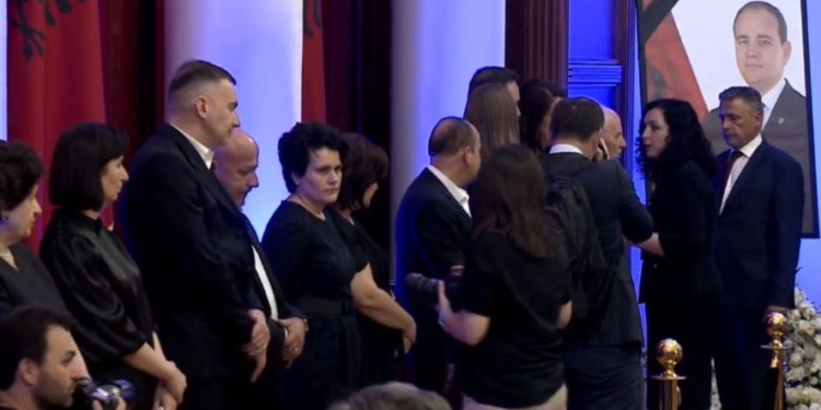 Vjosa Osmani në Shqipëri, i jep lamtumirën e fundit Bujar Nishanit