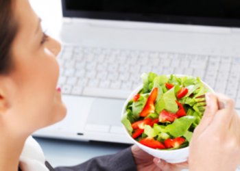 Këto ushqime nuk duhet t’i merrni me vete në zyrë