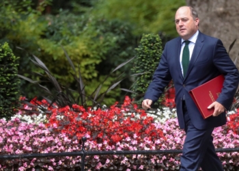 Ministri britanik i Mbrojtjes përjashton veten nga gara për lidership