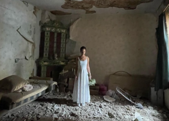 Fotosesion nusërie nën gërmadhat ukrainase