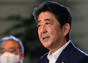 Vdes ish-kryeministri japonez Shinzo Abe, pasi u qëllua me armë zjarri