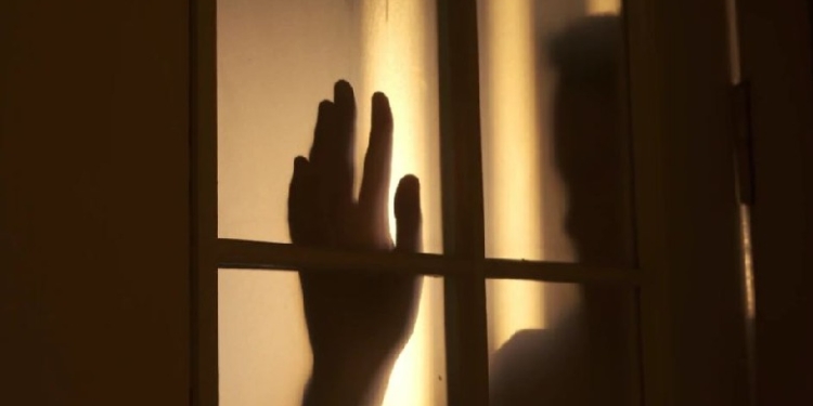 Nuk e lejuan ta vizitojë nënën, kërcënon babanë dhe vëllain