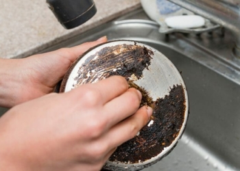 Mbi 660 mijë njerëz janë të emocionuar me këtë truk: Mund të lani enët e yndyrshme dhe të shkrumbuara pa ujë