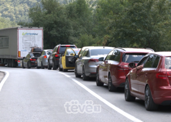 Kolona të gjata në kufi, mërgimtarët: Pritëm deri në një orë e gjysmë për të dalë nga Kosova