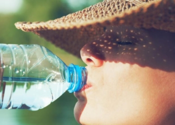 Assesi mos pini ujë nga shishja e cila është ngrohur në diell