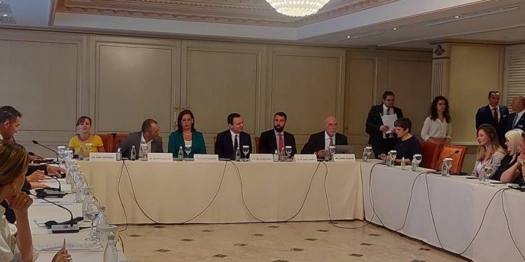 Kosova vlerësohet si shembull në rajon për shumëgjuhësi – Kurti flet për mungesën e përkthyesve