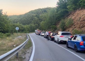 Kolona të gjata gjatë ditës në kufirin e Preshevës