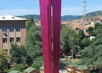 Pacolli për monumentin e “vëllazërim-bashkimit”: Jo ngjyrosje, por zhvendosje