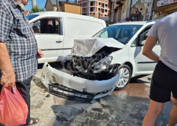 Aksident në Vushtrri mes dy veturave në lëvizje dhe një të parkuar, ka të lënduar