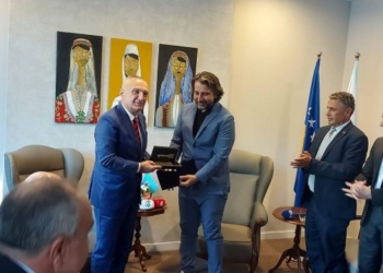 Kryetari i Prishtinës e dekoron me Çelësin e Kryeqytetit, presidentin Ilir Meta