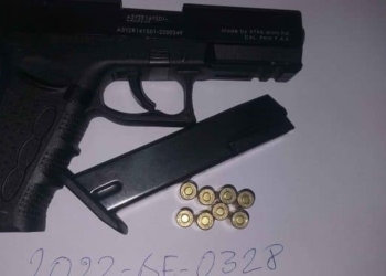 Konfiskohen dy armë në ahengje të ndryshme