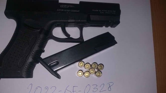 Konfiskohen dy armë në ahengje të ndryshme