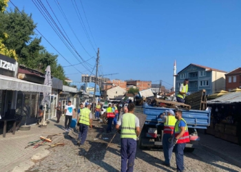 Largohen shitësit ambulantë në afërsi të Tregut të gjelbër