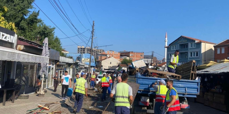 Largohen shitësit ambulantë në afërsi të Tregut të gjelbër