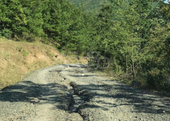 Shiu dëmton rrugën në fshatin Bistricë