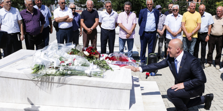 Haradinaj viziton varrin e Adem Demaçit: Pishtar që ndriçove rrugën e popullit tonë drejt lirisë