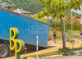 Kamioni i mbushur me grurë mbulon asfaltin në Viti